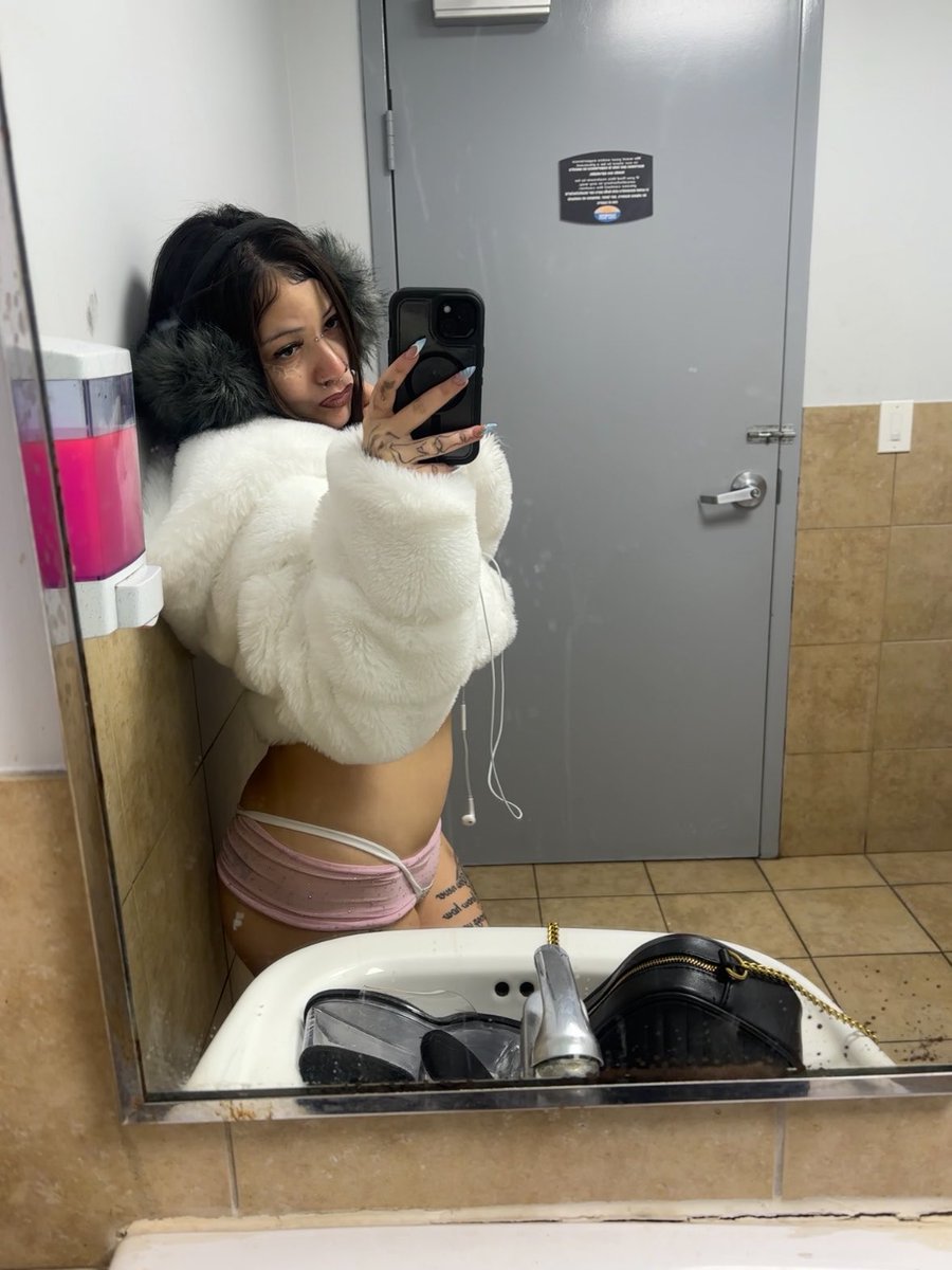 nenadgaff's tweet photo. Doing outcalls 🫶🏼💄. https://t.co/ZuGRGKi5ik