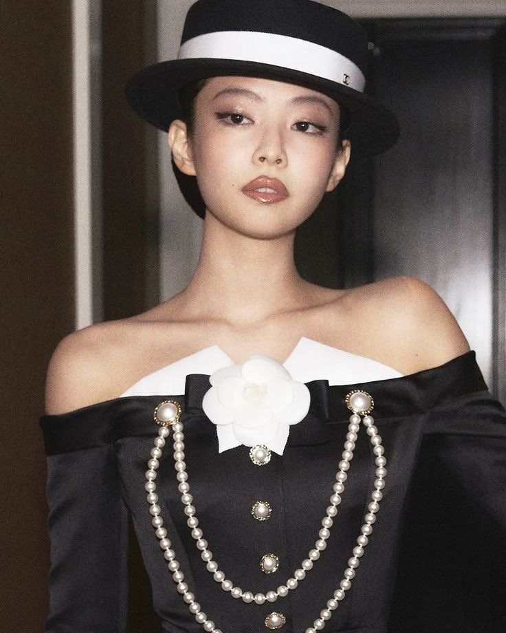 ragingsapphic_'s tweet photo. Her met gala fits with Chanel’s camellia on them will forever be iconic https://t.co/lw6EorZ4Qj