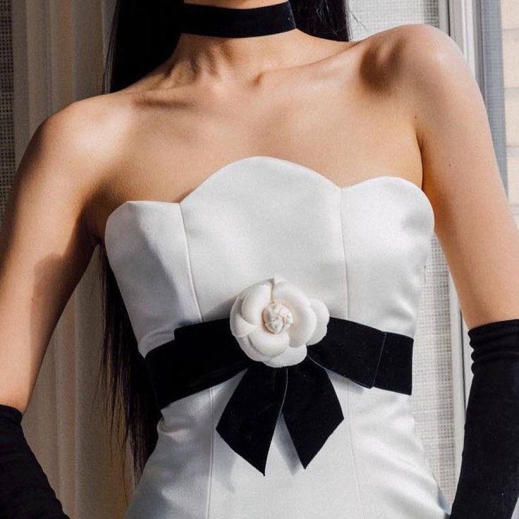 ragingsapphic_'s tweet photo. Her met gala fits with Chanel’s camellia on them will forever be iconic https://t.co/lw6EorZ4Qj