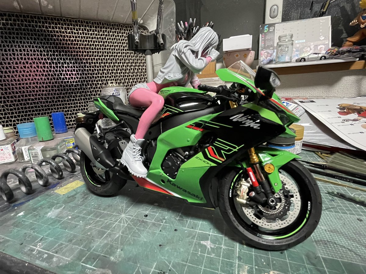itoh_hirotaka's tweet photo. モンモデル 1/9 Kawasaki Ninja ZX-10Rの相方制作。
グレーサフとピンクサフで下地塗装。
乾燥後バイクに乗せて脳内で塗装イメージ。

#MENGMODEL
#BIKER_GIRL
#Kawasaki
#Ninja
#ZX10R
#バイクプラモ盛り上げ隊
#バイク模型が好きだ https://t.co/UElQOFMP02