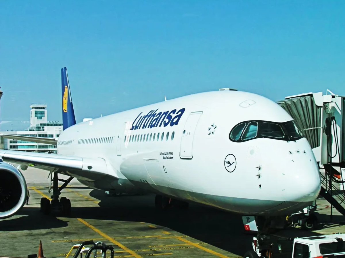 6eJet's tweet image. Lufthansa Airbus A350, D-AIXC, "Saarbrücken" @ Denver International,  awaiting departure to MUC as LH 481
#Lufthansa #Airbus #A350 #staralliance #DENairport #aviation #flight