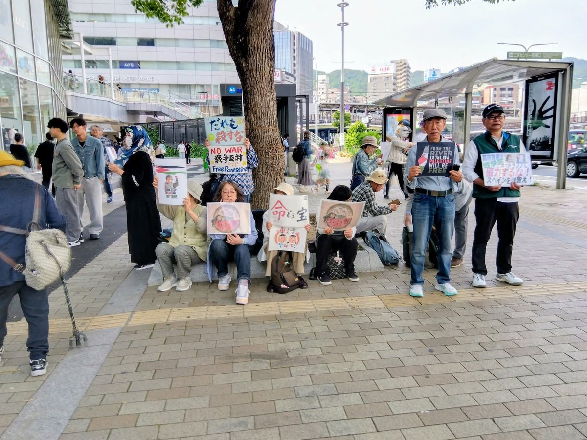 kobekodo's tweet photo. #FreeGaza
#FreeParestine
お隣で歌を歌われてる方がいらしたので静かにスタンディング。
中指立てる外国の方がいて悲しい。排外的な気持ちは誰の心の中にも潜むのかもしれないが、自分が対象になることもあるということを忘れてはいけない。 https://t.co/3o8IennYE0