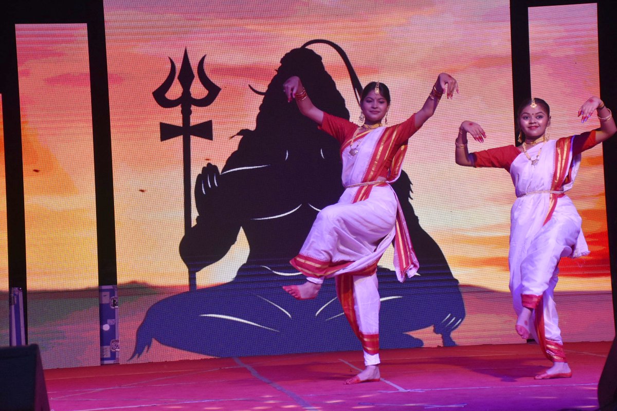bhupro's tweet image. It was a splendid display of student talent and creativity as the ‘Taalasya’ Dance Society of the University, under the aegis of the Dean of Students and in association with City Delegacies, BHU, organized “AAGAZ: The Ultimate Orientation.” 

#BanarasHinduUniversity #StudentLife