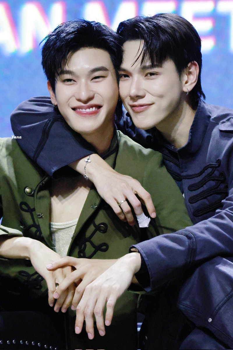 knui_nui's tweet photo. 🤗  กอดกันเป็นเรื่องปกติ ที่ยังไงแม่ก็ไม่ชิดสักที  🦖♥️

OUROAD IN PHILIPPINES
#TheWickedGameFMinManila
#DaouOffroad 
#ต้าห์อู๋ออฟโรด
#ต้าห์อู๋ #DAOU #oueiija
#ออฟโรด #offroadKTP #OFFROAD https://t.co/fQrnAdn4wB