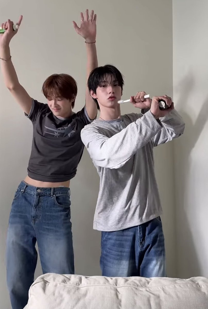 w0obbang's tweet photo. 강우진 다리가 얼마나길면 배꼽이… https://t.co/RsVYaVgZpt