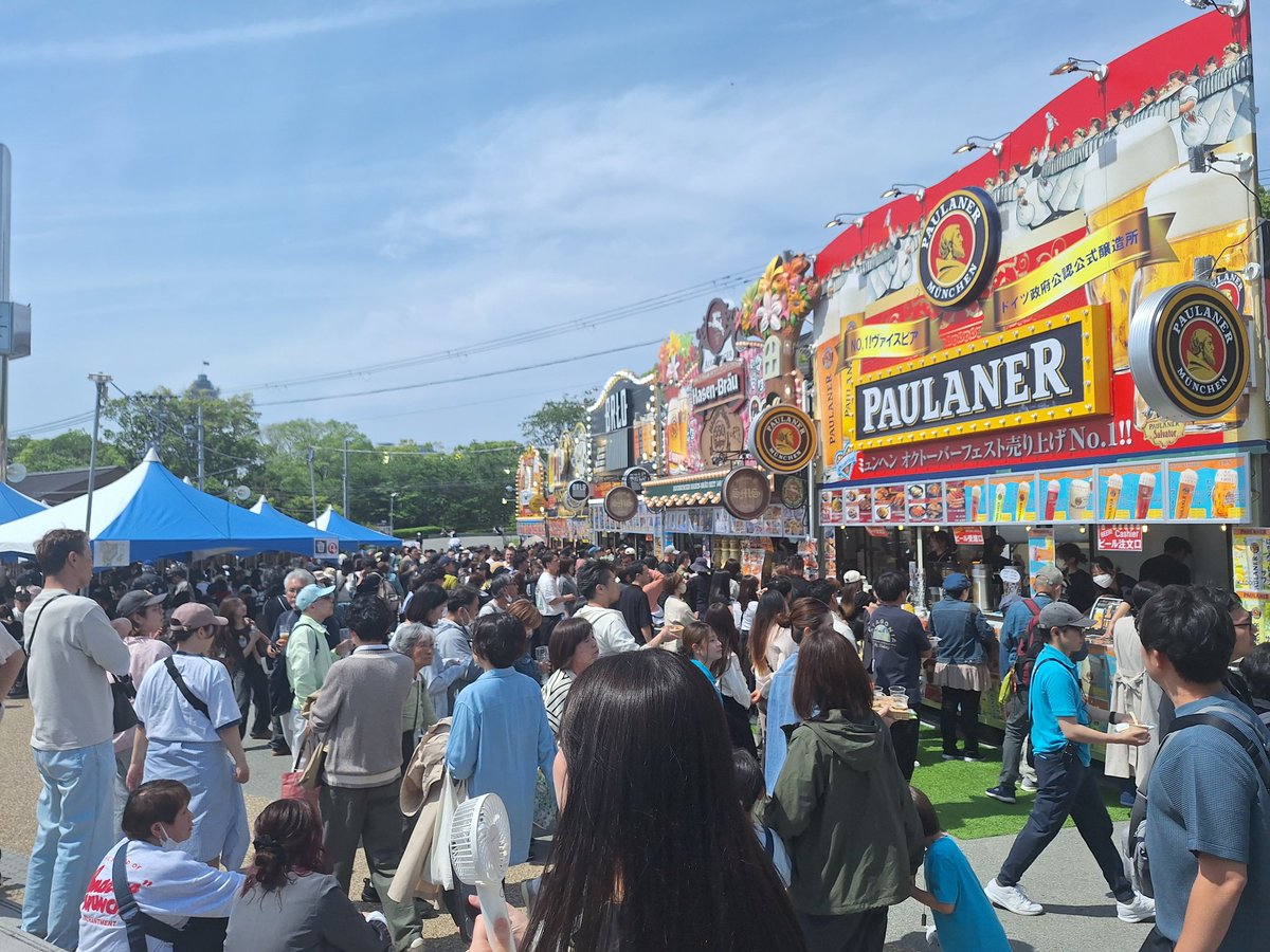 nomisuke26's tweet photo. いい天気　てんしば最高‼️
ドイツ🍺とソーセージ🤤🤤🤤 https://t.co/S5Z7kIRVqt