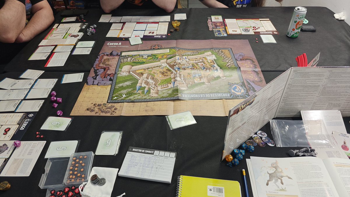 cktgames's tweet photo. Ayer empezamos la campaña a la nueva caja de inicio de Dungeons &amp; Dragons 5'5. En mesa aparenta un juego de mesa y jugándolo también da esa sensación. La historia la añades tú. Se disfrutó bastante. https://t.co/if2fCWqVQl