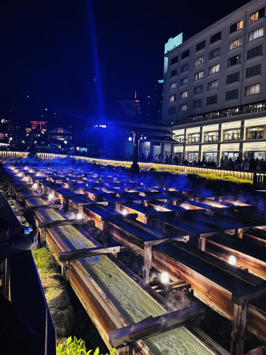 take_y's tweet photo. なんと幻想的な
あと旅館の狭い路地はいる時にバンパー擦って鬱 https://t.co/NBnBM1Cqvw