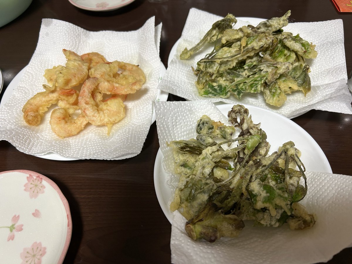 gorira1319's tweet photo. 昨日は雨の中山菜取りに
六合村辺で桜満開🌸
今日は天ぷら祭り🍤
飲み過ぎ注意です⚠️
こしあぶら、タラの芽
#ha36
#アルトワークス https://t.co/cYerAONG1F