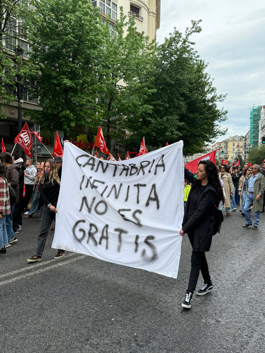 ugtcantabria's tweet photo. UGT Cantabria se une a la jornada de huelga y las manifestaciones del sector del comercio textil y del calzado en defensa de sus derechos laborales.
✊ Ni un paso atrás en derechos.
#ugtcantabria #comerciotextil #manifestación https://t.co/LtfdN0sJlm