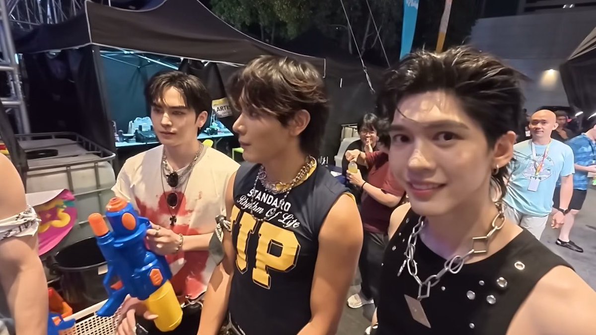 แม่ฝากน้องไปเล่นสงกรานต์ด้วยนะ

อู๋ : 🥶🥶🥶