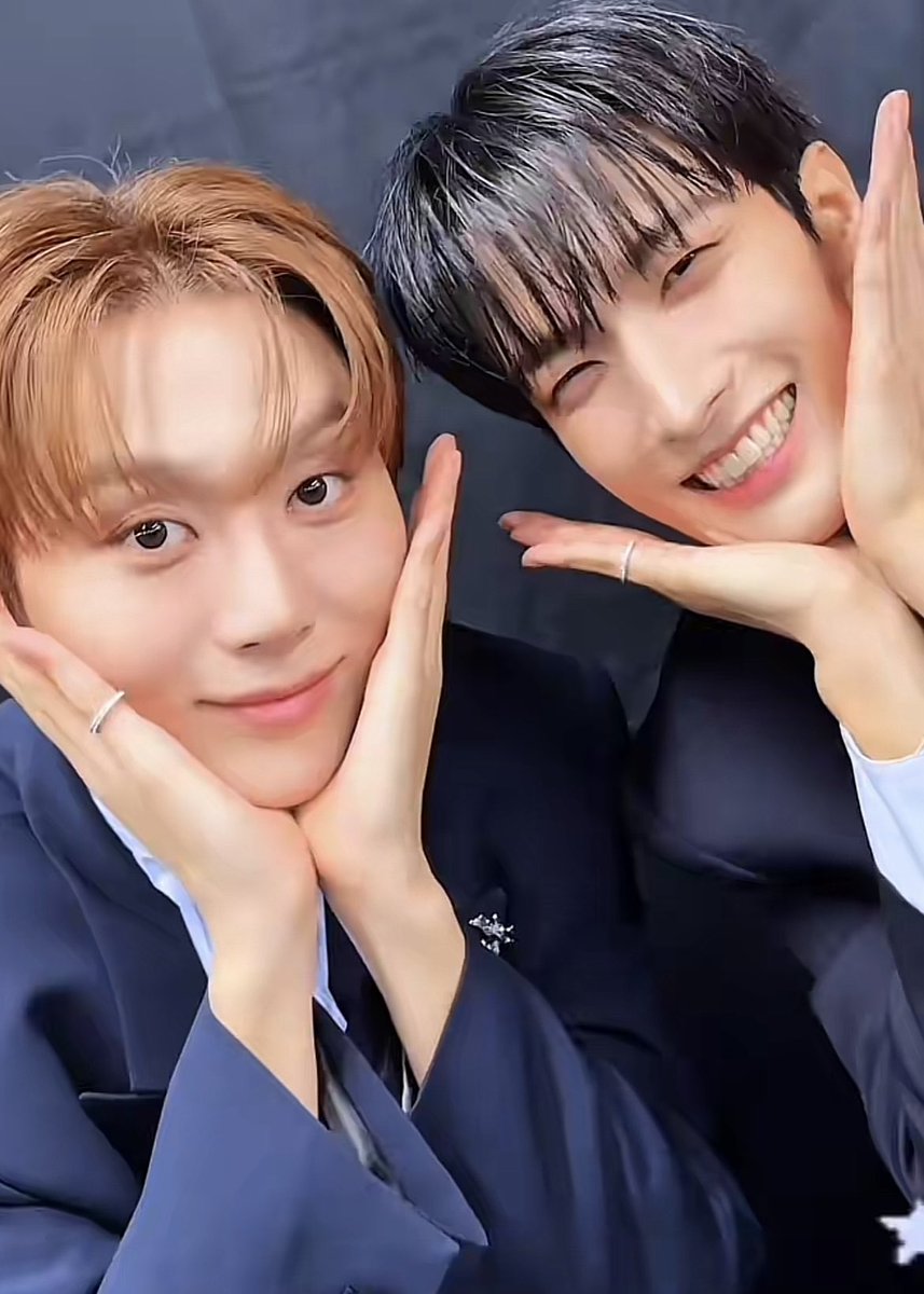 何回見ても美味しい鮮度が落ちない新鮮すぎて味しかない
特にこのメロBlue衣装なのが最高なんよ