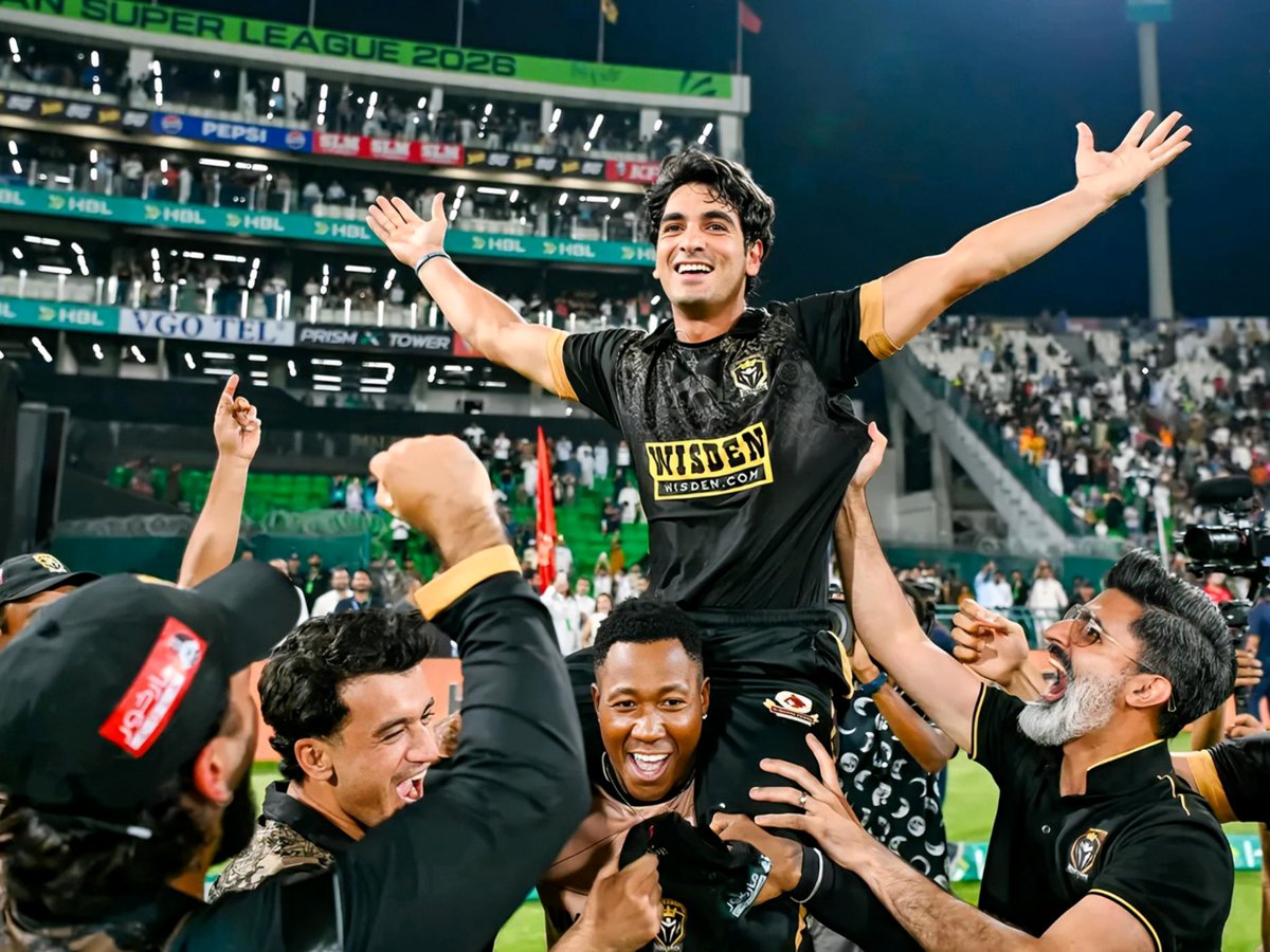 Still not getting over that last over from yesterday's match. Jo bhi ho, jo kamaal ka maza last 6 balls mein 6 runs defend karne ka hai, woh 6 mein 30 runs karne ka kahan!

The joy a pakistani finds in young fast bowler doing well is not comparable