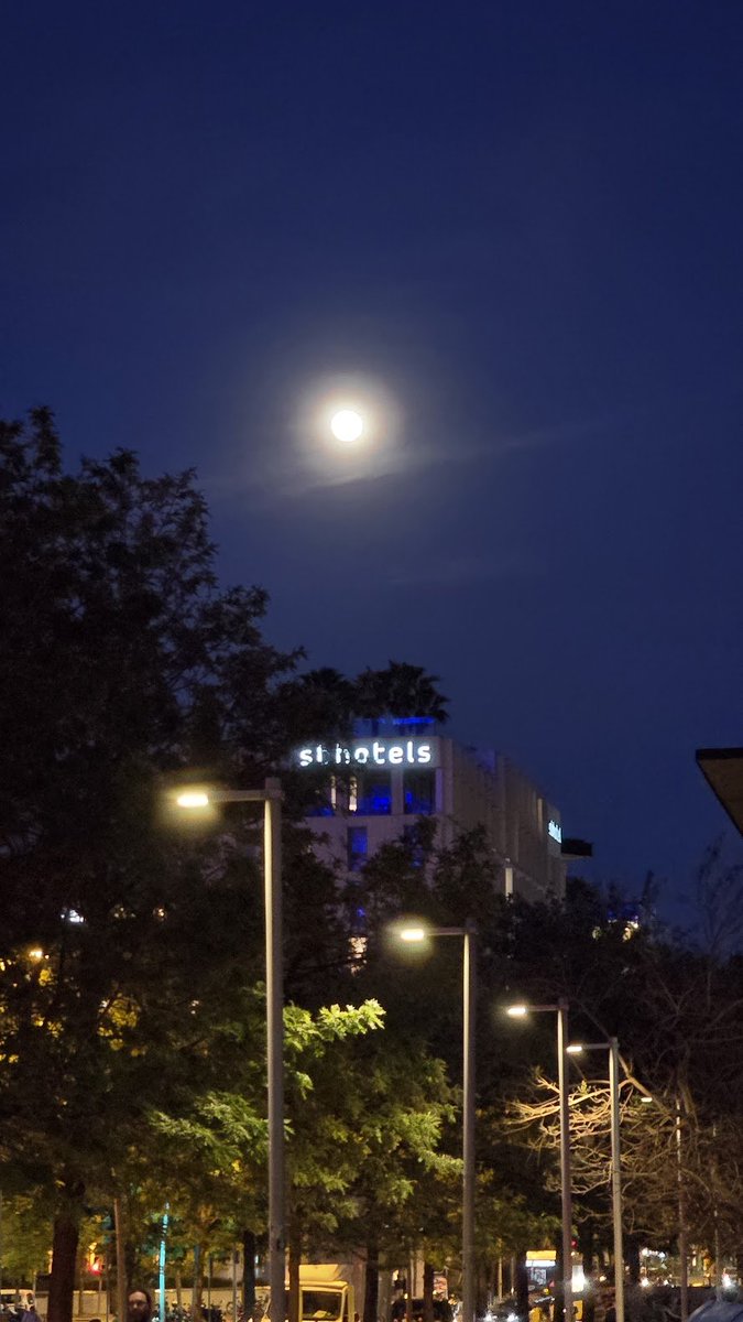 05minstory's tweet image. I promise, there must be a werewolf gene in all of us. my entire TL for the last 36 hrs has been all about the moon... 

(oh yes, I obsessively photographed it too! 😂)

#writingcommunity #flowermoon