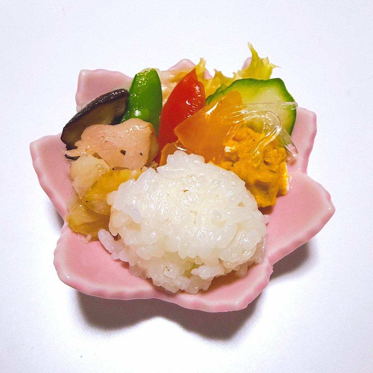 ごはん
さらだ
きゅうり
あかとまと
きいろとまと
きらきらかいそう
ぱんぷきんさらだ
あかうおのかすづけやき
さやえんどうのいためもの

“ヤツら”のめし。「くえ！」