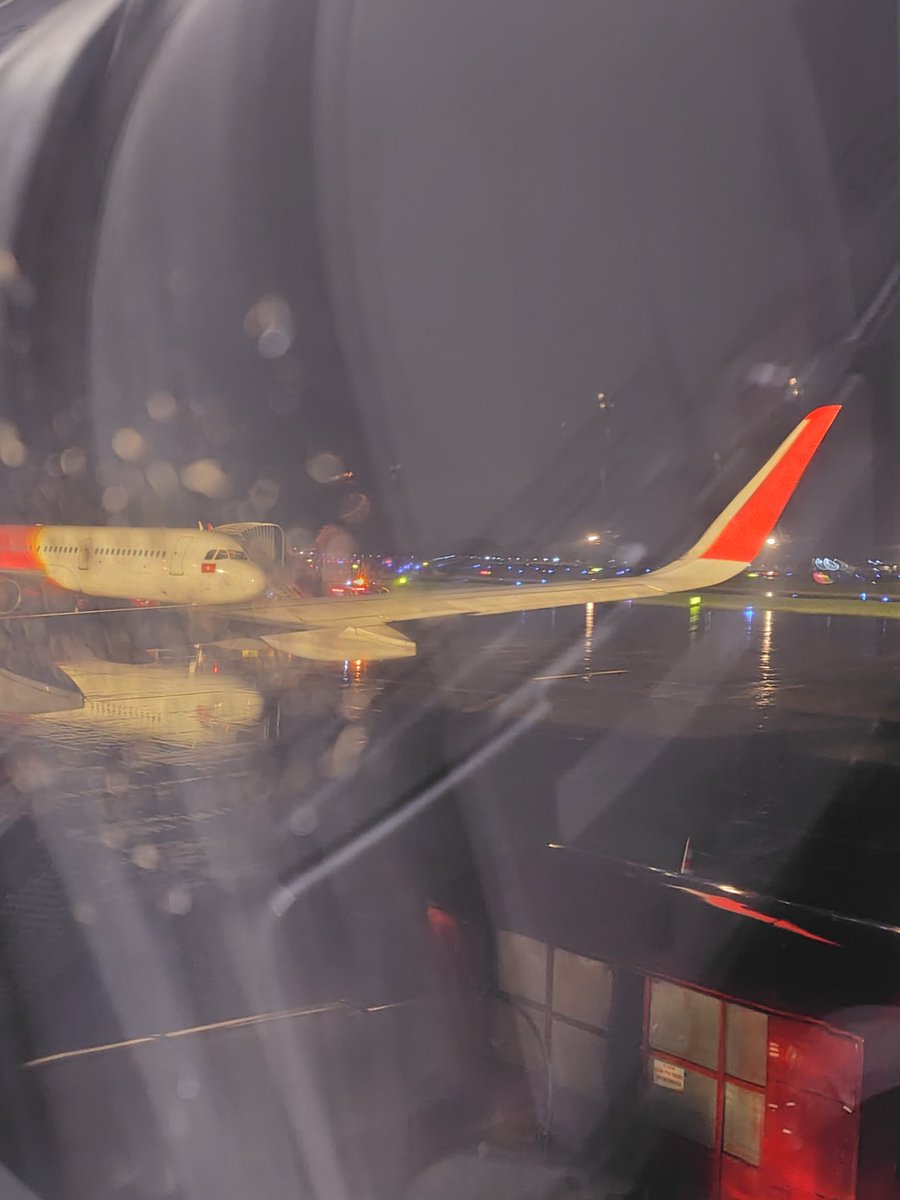 Ansett14's tweet photo. ベトジェットエアで、ハノイからホーチミンへ移動😊

大雨😓 https://t.co/iF1TUhbfft