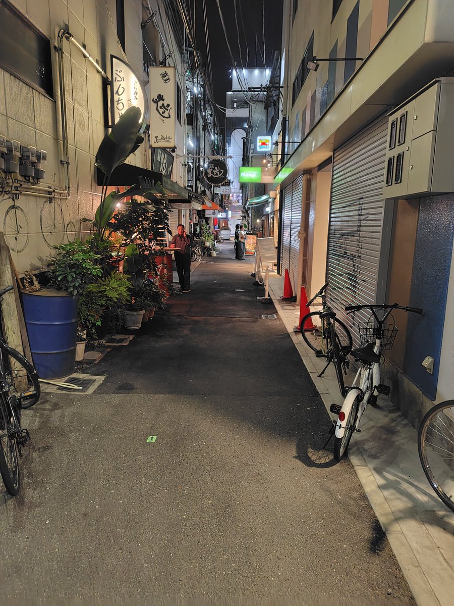 tabe_tabe_jp's tweet photo. ディープな大阪がまだあっ��安心する。
＃日本橋商店街
＃裏なんば https://t.co/VXhTjVYjtG