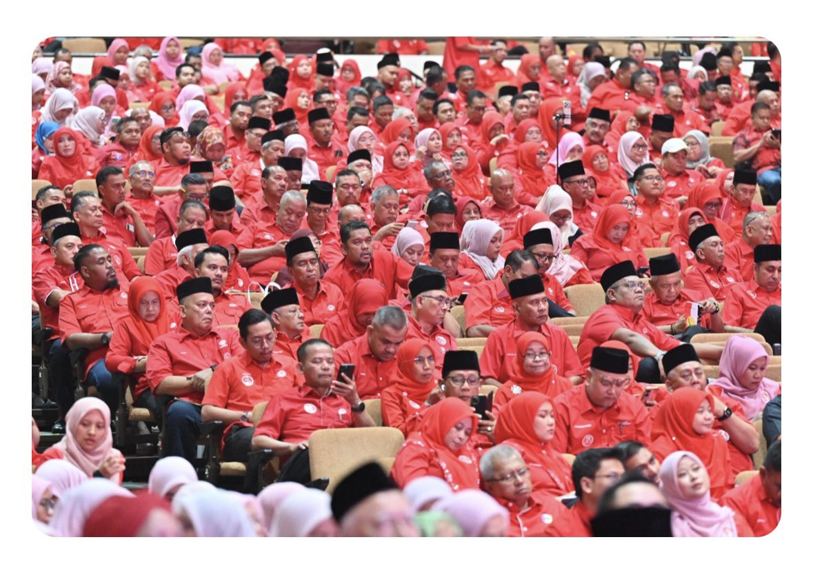 ahmadmaslan's tweet image. umno-online.my/2026/05/02/cat…

Terima kasih #UMNO Online yg sudi mengambil nota saya dalam ruangan berita.

Saya anak #DEB. #DasarEkonomiBaharu yg generasi kini kurang mengetahui. Boleh check di #AI.

DEB - usaha pemimpin UMNO terdahulu utk basmi kemiskinan &amp;amp; susun semula masyarakat.