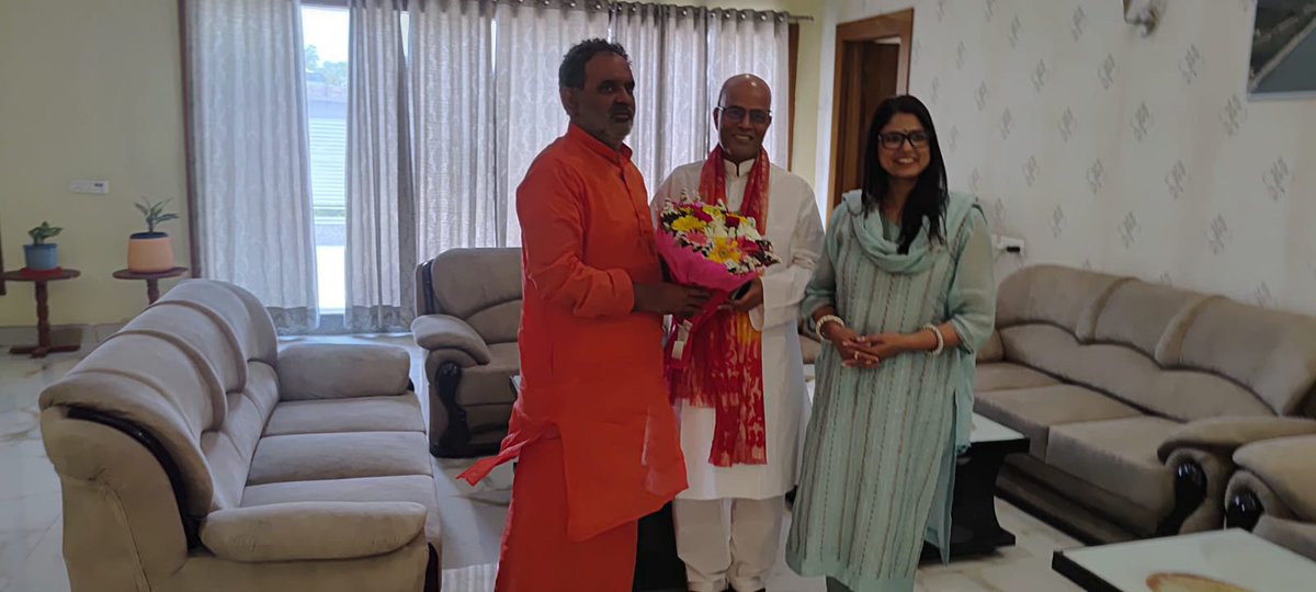 आज हरिद्वार पधारने पर नेपाल की राष्ट्रीय स्वतंत्र पार्टी के सर्लाही 4 संसदीय निर्वाचन क्षेत्र से सांसद माननीय डॉ० अमरेश कुमार सिंह जी का स्वागत किया। भारत और नेपाल के सांस्कृतिक, आर्थिक, सामाजिक संबंध सारी दुनिया के लिए एक मिसाल हैं।
<a href="/pushkardhami/">Pushkar Singh Dhami</a> 
<a href="/mahendrabhatbjp/">Mahendra Bhatt</a> 
<a href="/BJP4UK/">BJP Uttarakhand</a>