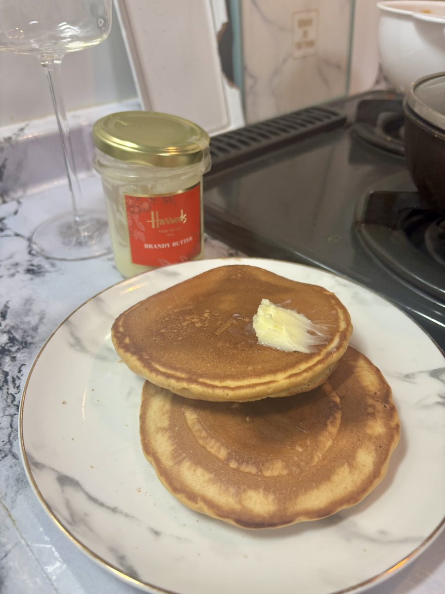 Harrodsでおすすめしたいお土産⬇️です！！テディベアちゃん可愛すぎるし、コーヒー紅茶、お菓子類もオススメです！カラフルなチョコも可愛いの〜🦢

なかでも、激推しで美味しかったのはクロテッドクリームとブランデーバター🧈💖パンケーキやパンに塗るとほんんとうに美味しいです!!