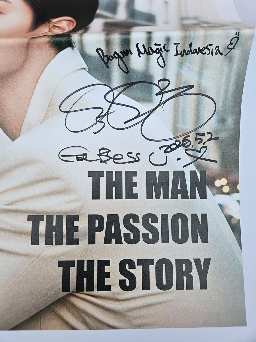 bogummagicID's tweet photo. "The actor came out and got a 2-shot Americano in a tumbler, and later came back to slowly read the banners and the large banner, fill out the puzzle, and read every single letter!"

(1/3)

Thank you, Bogummy... for signing our banners and newspaper 💛 https://t.co/oVuPrLuUZZ