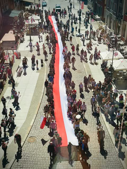 MichalMissan's tweet photo. Cieszę się, że tak wielu z Was przyszło, by wspólnie uczcić nasze barwy narodowe! 
@MiastoElblag #DzieńFlagi https://t.co/zMDI24hhbq