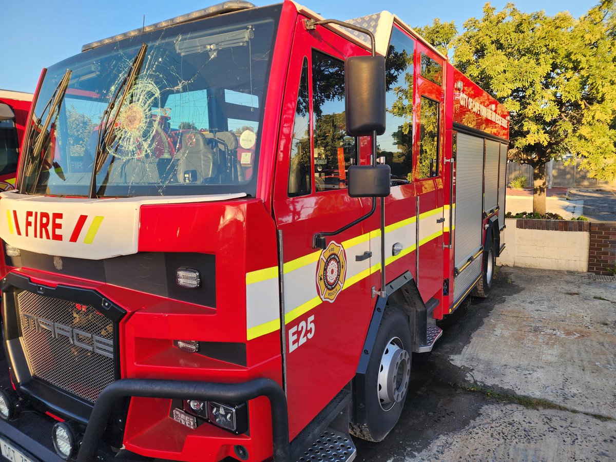 _ArriveAlive's tweet image. A Belhar fire engine came under attack by stone throwing, and the front windshield was severely damaged

arrr.co.za/yDcMp

#ArriveAlive #Crime @CityofCT