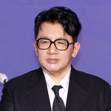 Protesters gathered in front of the U.S. Embassy in Seoul yesterday, calling the request to lift HYBE Chairman Bang Si-hyuk's travel ban "an insulting act of sovereignty violation."

(yna.co.kr/view/AKR202605…)