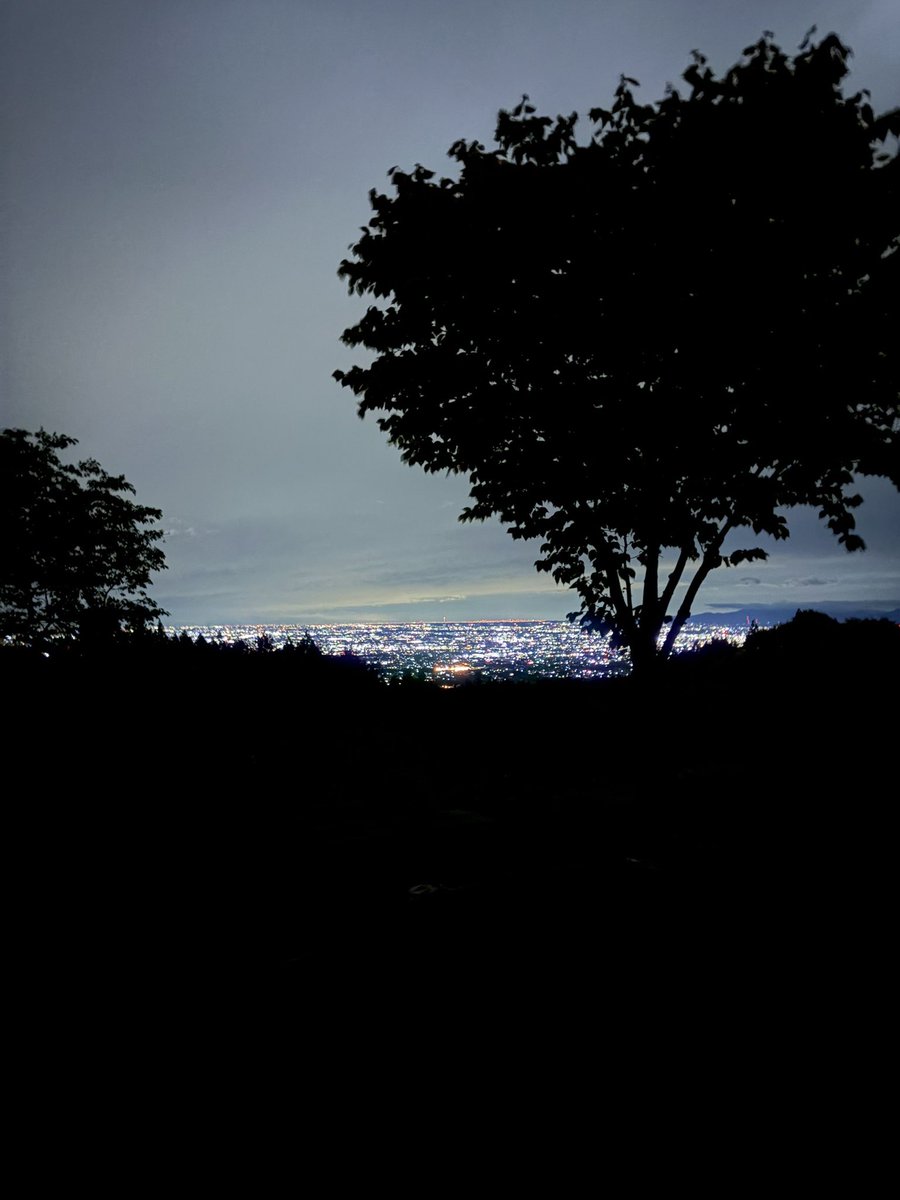 CompactCamper's tweet photo. 暴風雨の中のキャンプだった！
雨にも負けず…
風にも負けず…
雷にも負けず…

負けたのは睡魔だけだった… https://t.co/zc0cDftJ4w