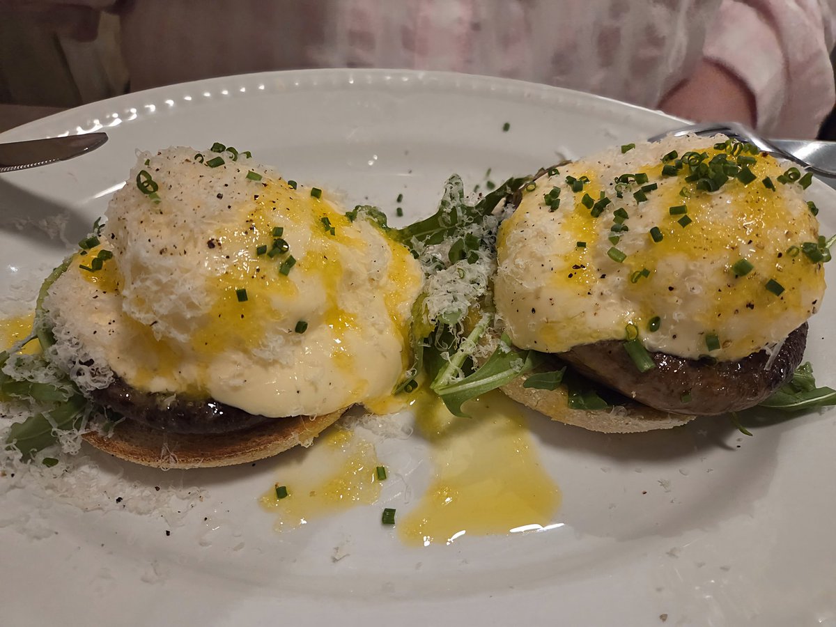 unwantedgherkin's tweet image. Brunch with a friend in St Albans was lovely. Salmon &amp;amp; Schmear for me, Truffle Benedict for my friend #brunch #stalbans