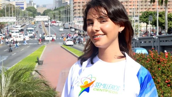 #2May #Nuevo 

🥉 Medalla de bronce en una Olimpiada de Física en Indonesia. Pero para Mireya Bermúdez, de 17 años, lo más valioso no es el metal, sino lo aprendido en el camino. 

✍️ Soriana Durán / Fotos Abraxas Iribarren

📰 lainventadera.com/2026/05/02/apr…