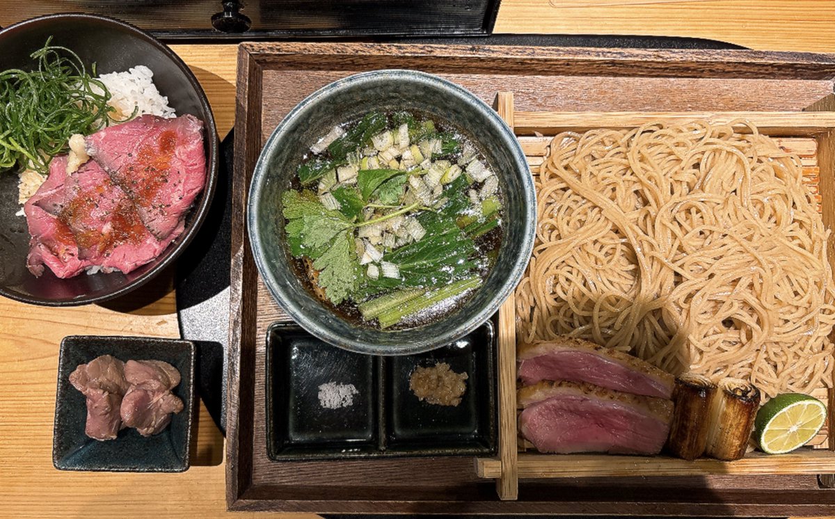 鴨中華そば楓

限定：ライ麦麺の鴨せいろ (醤油)
ハーフローストビーフ丼
LINEサービスもも肉

時差ポスト。
久しぶりのライ麦麺！肉たっぷりで満足感。
麹感の強い味噌もちょっと変わった風味で新鮮でした。