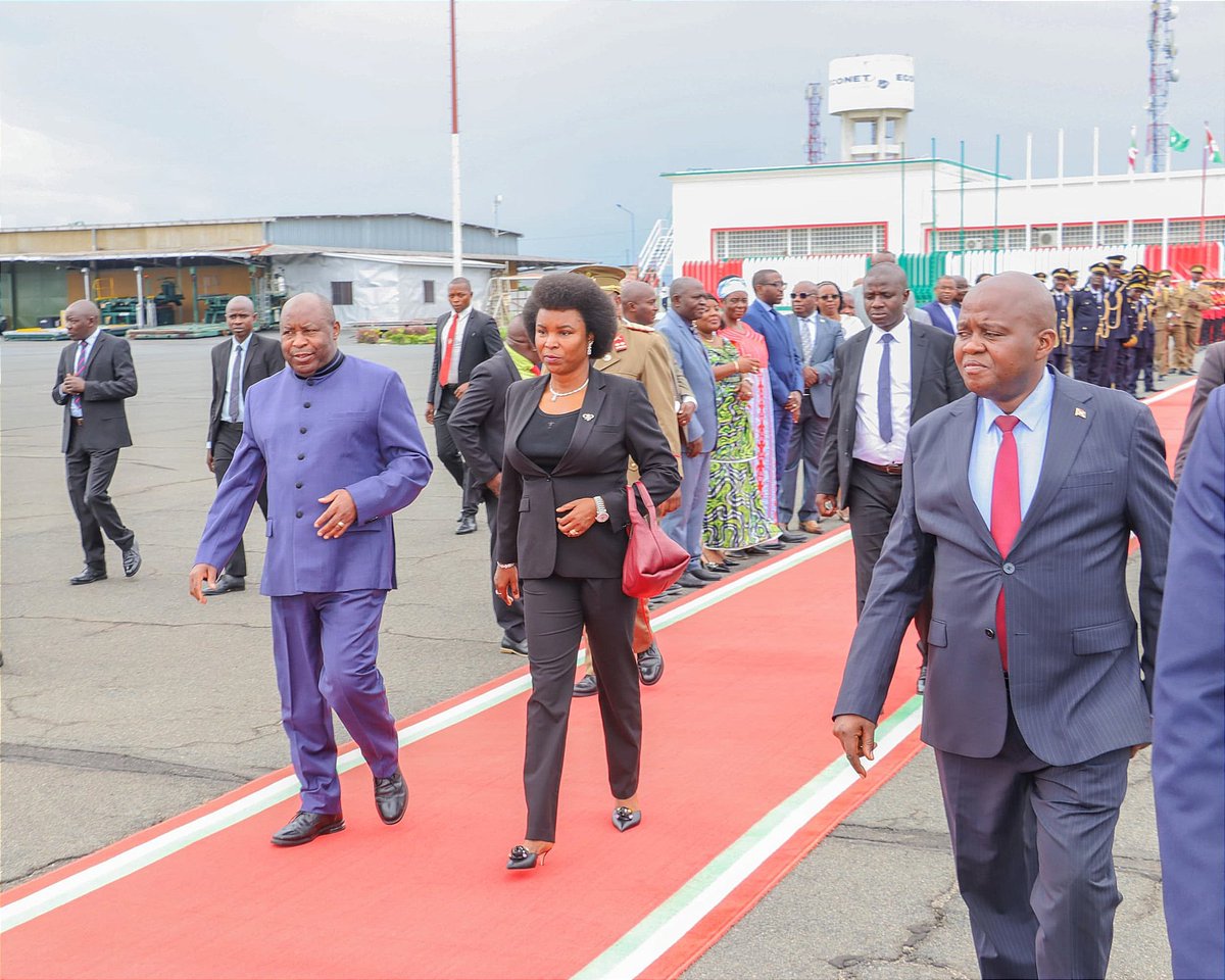 LeRenouveauBdi's tweet image. Le chef de l'Etat et président en exercice de l'@_AfricanUnion,@GeneralNeva, accompagné de la @Burundi1stLady,a pris l'avion,ce 2/5, à destination du #Gabon. Il prendra part à la cérémonie de l'inauguration de la Cité de la Démocratie et au forum intl. de #Libreville,prévu le 3/5