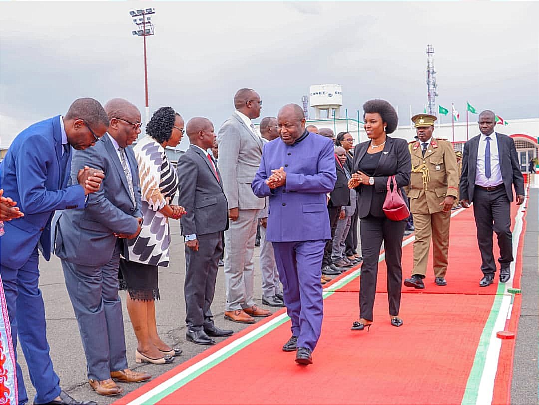 LeRenouveauBdi's tweet image. Le chef de l'Etat et président en exercice de l'@_AfricanUnion,@GeneralNeva, accompagné de la @Burundi1stLady,a pris l'avion,ce 2/5, à destination du #Gabon. Il prendra part à la cérémonie de l'inauguration de la Cité de la Démocratie et au forum intl. de #Libreville,prévu le 3/5