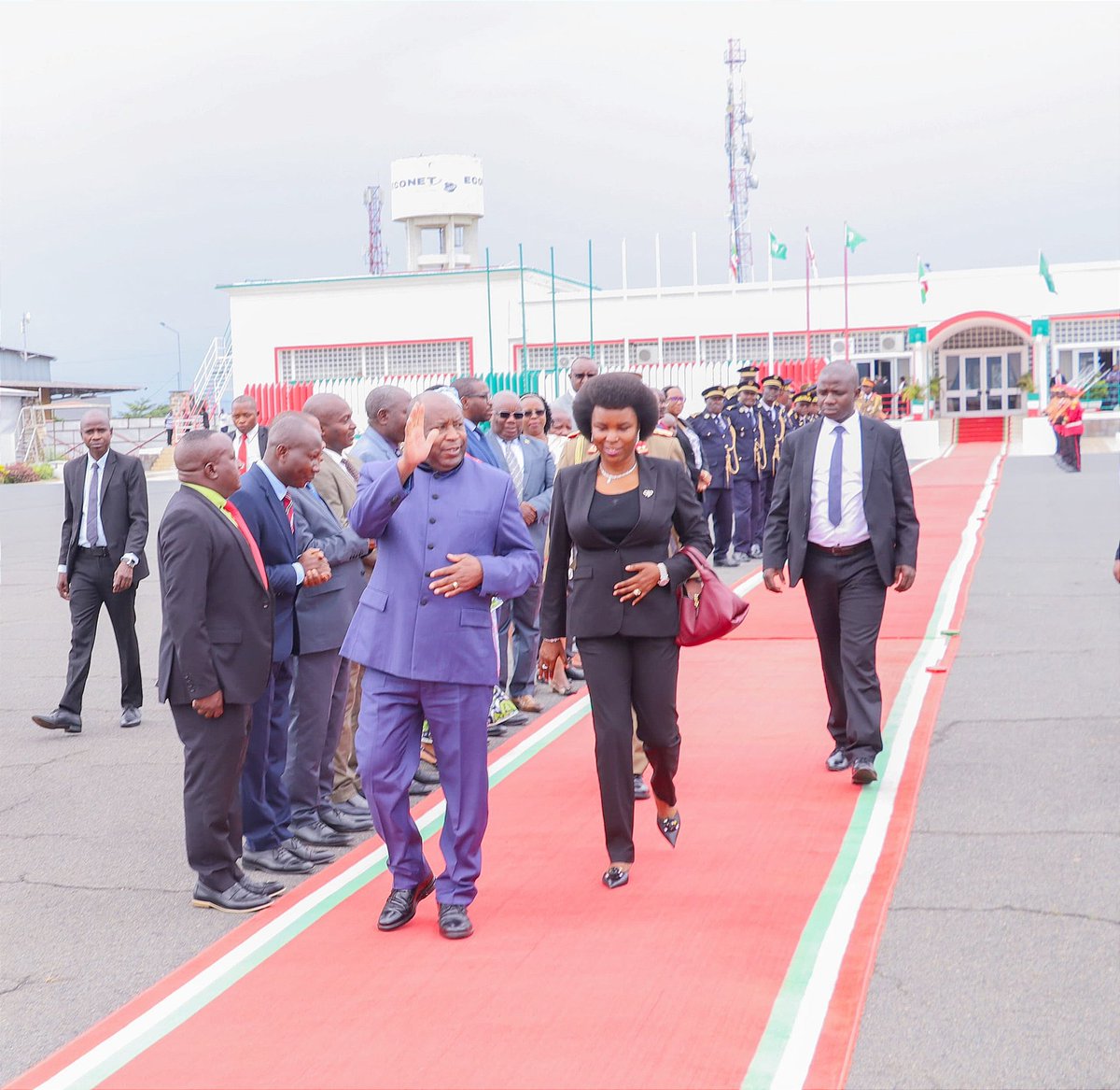 LeRenouveauBdi's tweet image. Le chef de l'Etat et président en exercice de l'@_AfricanUnion,@GeneralNeva, accompagné de la @Burundi1stLady,a pris l'avion,ce 2/5, à destination du #Gabon. Il prendra part à la cérémonie de l'inauguration de la Cité de la Démocratie et au forum intl. de #Libreville,prévu le 3/5