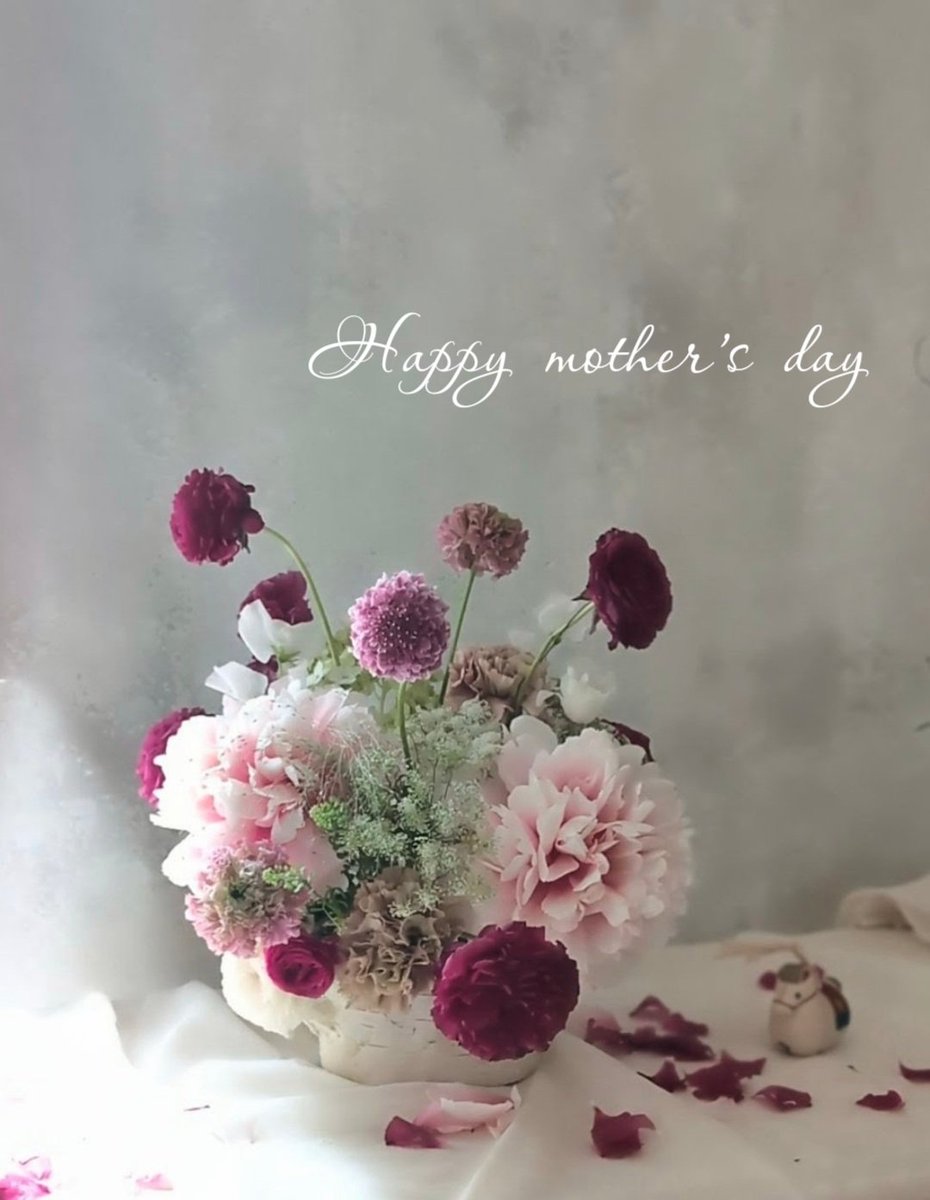 Miyablooming's tweet image. #英語手帳 #avoid #避ける
Do you have a photo of your mother’s smiling face? If not, why not give her a bouquet? As you know, with Mother’s Day coming up next Sunday, it's the perfect time. Even if she isn't a big fan of flowers, a bouquet will surely bring a smile to her face.