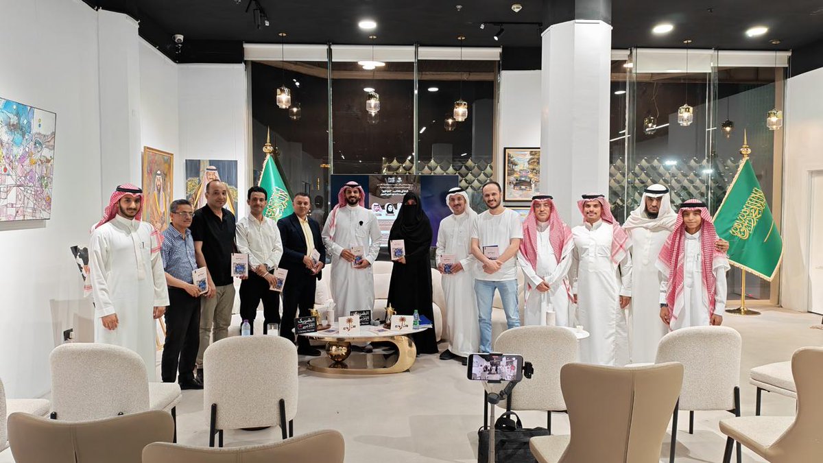 alnniw's tweet photo. @LPTC_MOC في #نادي_النوى
#الشريك_الدبي
رحلة نقدية تستكشف فلسفة السرد وأدواته في كتاب "نسج الريح" أ.د عبد العزيز السبيل
وقدم قراءة عميقة للكتاب أرائد الحميد 
حلل العنوان وبنية الكتا ب وقدم توثيق نقدي واستعرض الكتاب بوصفه مرجعاً يؤصل للسرد كقوة ناعمة في بناء الهوية الثقافية والذاكرة الوطنية https://t.co/eAxAxuibJt