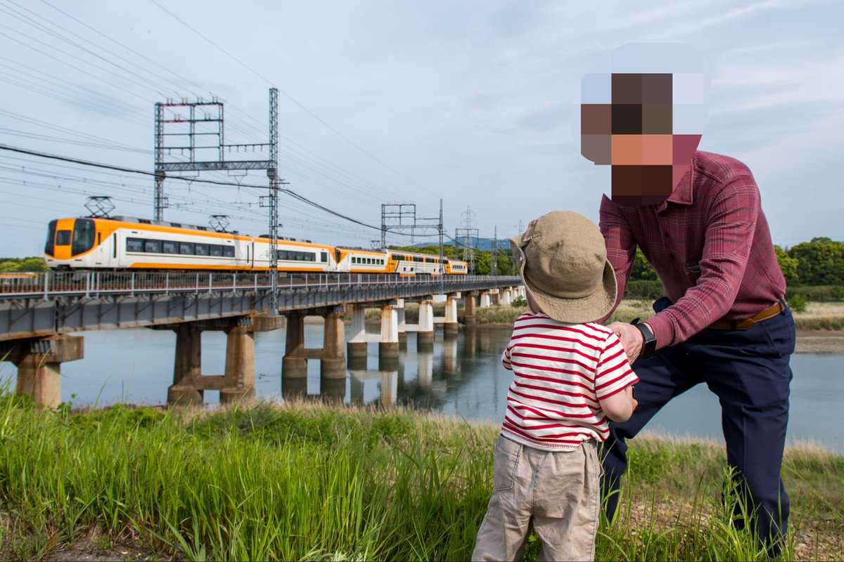 maoh_lab's tweet photo. 第二子が無事に誕生しました🐣
それもあって最近は電車ヲタク��えめでしたが、長男が覚えたばかりの「電車」と「カンカン」(踏切)を激しく主張するので、今日は義父と近場の電車ビュースポットへお出掛け。
特急よりも、通勤電車の方が好みのようで、予後怪し目です🙃 https://t.co/eDLLp9iS6r