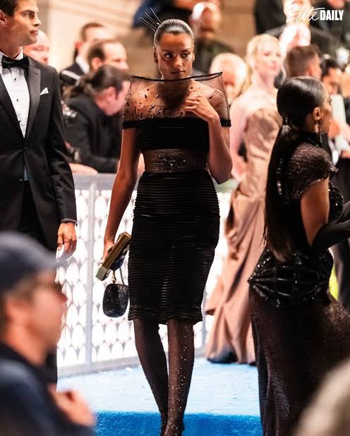 noiaugusto's tweet photo. Ainda não superei a Amari usando o mesmo Gaultier que a Miley usou em 2019 enquanto toca Walk Of Fame em O Diabo Veste Prada 2 https://t.co/rZX2nkPqKM