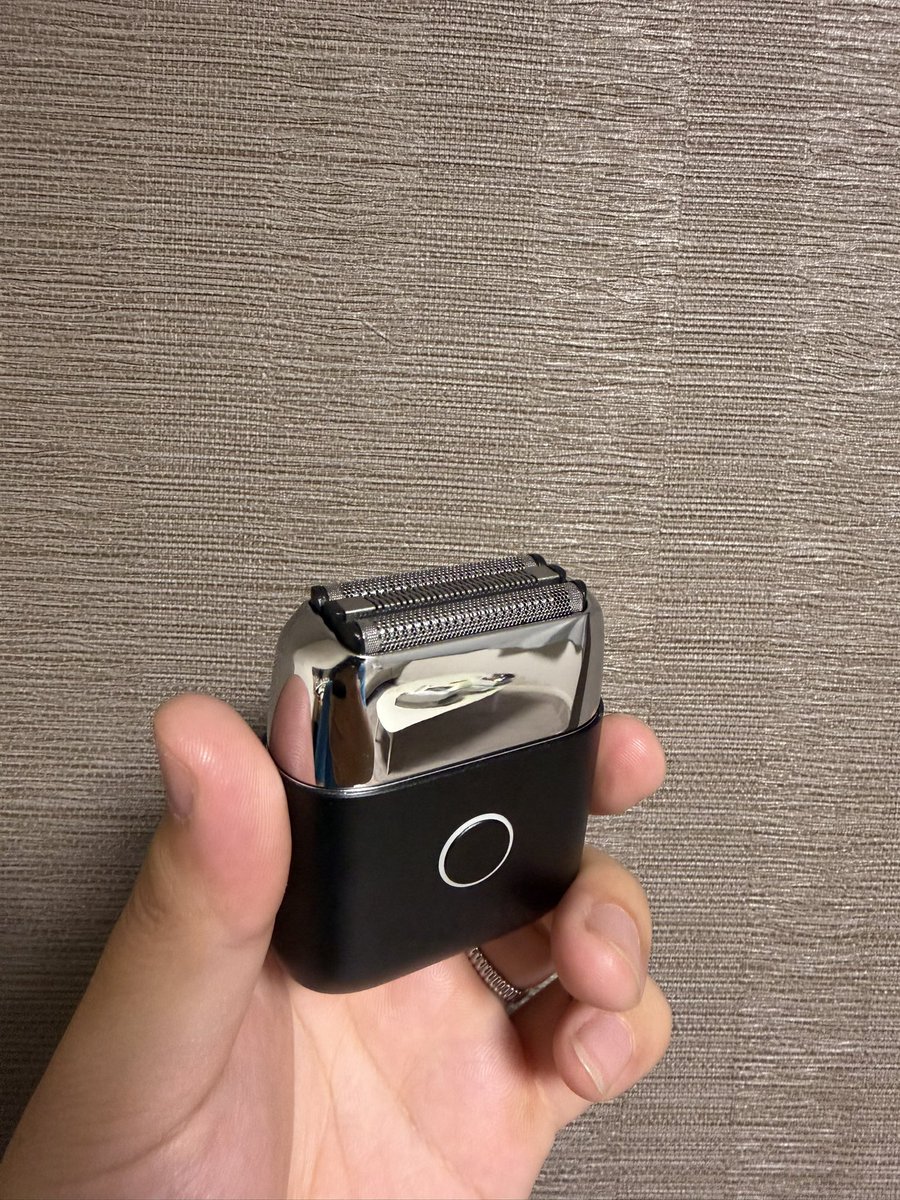 r_r2567's tweet photo. 出張や旅行の荷物、これ一つで激変✨
MATECHの『Pocket Blade』が革命的！
ワイヤレスイヤホン並の極小サイズで、ポーチの隙間に余裕で入る
極薄3枚刃＆高速モーターで深剃りできるし、IPX7防水で丸洗い、Type-C充電なのも最高
身だしなみに妥協したくない全男性にオススメ

PR @matech_japan
#MATECH https://t.co/WZ877Mvseq