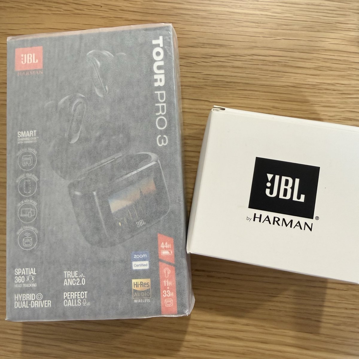 fakesophia's tweet photo. #JBL Tour Pro 3、着弾しました！　期待通りのクオリティ。音の質感はもちろん、使い勝手も自分の環境に完璧にフィットしてて、今のところ文句なしの満足度です。これは長く使えそう。 https://t.co/KqgcqeaWm6