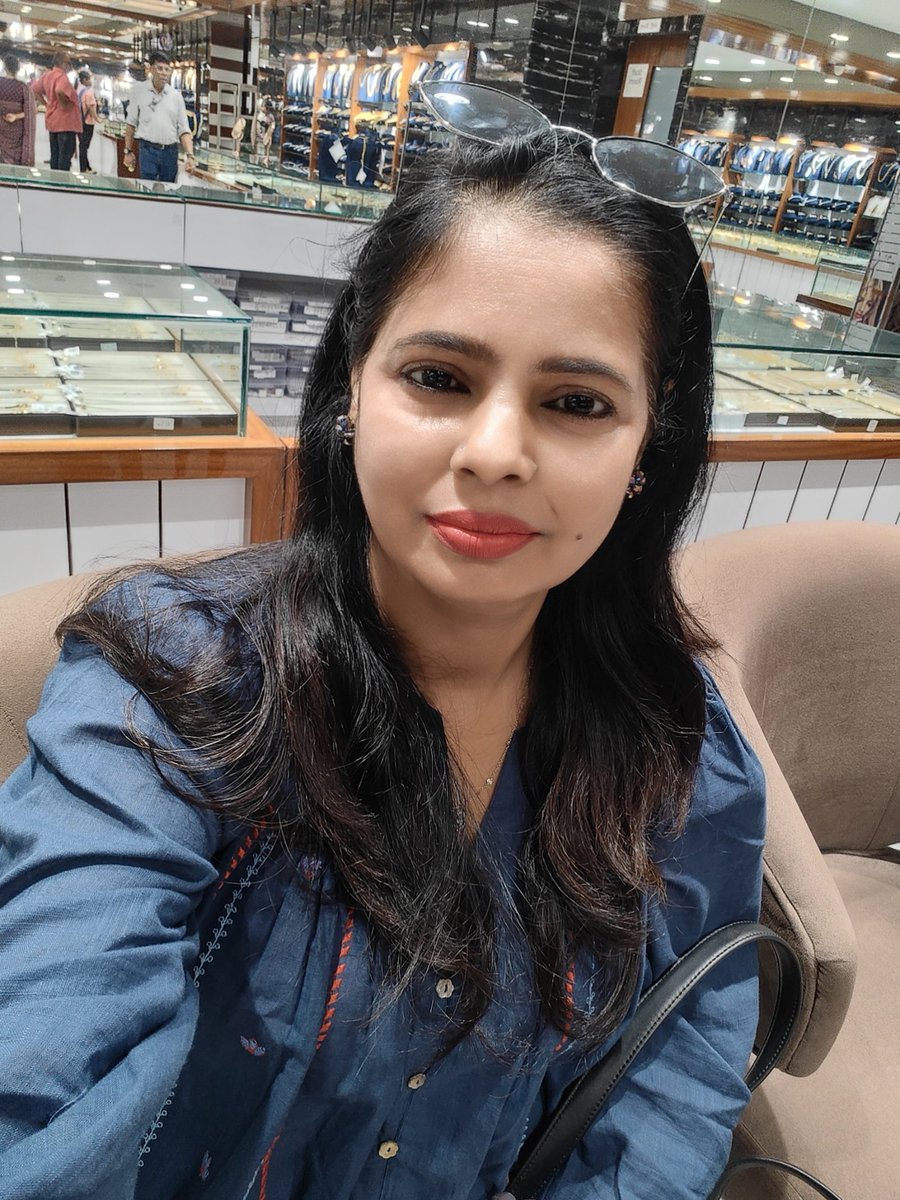 Sushymoo's tweet image. कभी कभी इंसान ना टूटता है, ना बिखरता है, बस थक जाता है… 😔💔
कभी खुद से, कभी किस्मत से, तो कभी अपनों से… 🥺✨
#LifeTruth #DeepLines #Emotional #Reality #HeartTouching 💫