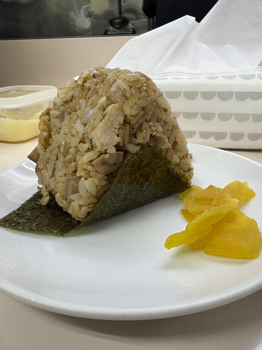 harappa_curry's tweet photo. 今日は家族でラーメン
奥さんがアレルギー持ちなので、家族で行くラーメン屋さんは五丈原さん一択
美味しいし、気の利いたサービスも最高
今日も勉強になりました
いつもありがとうございます♪
明日は朝早くからケータリングだから、ますらおとチャーシューおにぎりでスタミナチャージ https://t.co/5cU070MIpH