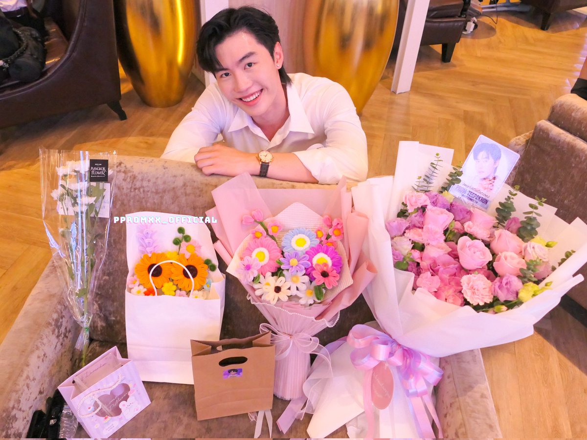 ppromx_official's tweet photo. 🙇🏻‍♀️ขอบคุณทุก ๆ คนที่มาหาน้องพร้อมในวันนี้ และขอขอบคุณของขวัญทุก ๆ ชิ้นที่นำมาให้น้องพร้อมในวันนี้ด้วยนะคะ 🫶🏻💜

#MetaSpiritCinema

@ppromxx_ #ppromxx_
#มังคุดของพร้อม https://t.co/HtolQV8cG7