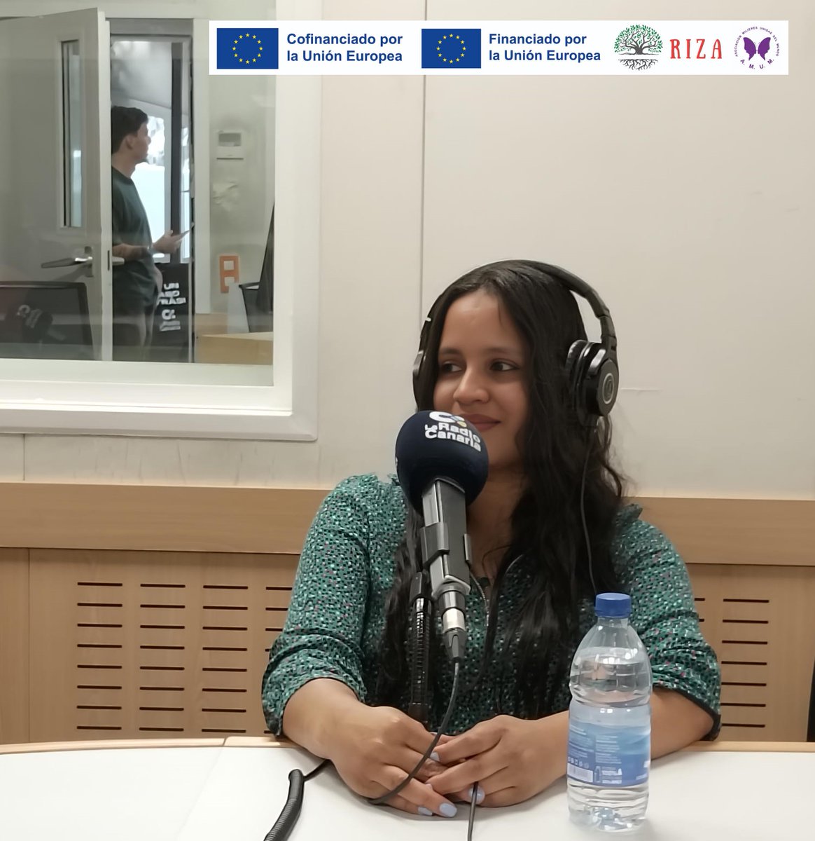 AlpendeCanarias's tweet photo. ¿Cómo se abraza a un hijo a 8.000 km de distancia? 🌍✈️
Ya puedes escuchar el podcast de #ElAlpende @laradiocanaria  #MujeresSinFronteras #DíaDeLaMadre
Un homenaje a las madres migrantes ¡Pura resiliencia! 🎙️ https://t.co/exFj11fkHQ  🧵👇 https://t.co/C3t58MkA78