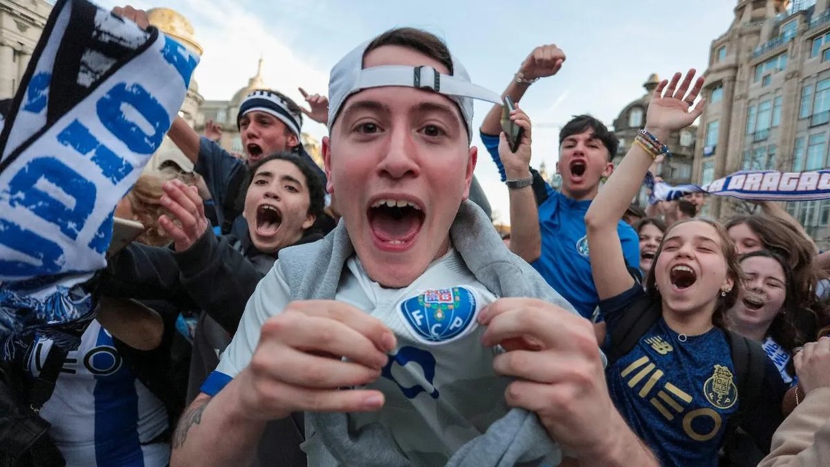 PortalDragoes's tweet photo. Este sábado pode ser de celebração no Porto: o FC Porto recebe o Alverca e só precisa de obter o mesmo resultado que o Benfica fizer em Famalicão, sendo que os encarnados entram em campo duas horas antes. Ora, o dia de festa deverá também ser marcado… https://t.co/fiDQyGRHbt https://t.co/04CtFJDwgS