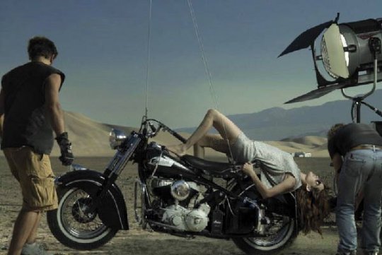 Toastiewiththe's tweet image. #AngelinaJolie 
Vogue January 2007
#photoshoot by Annie Leibovitz