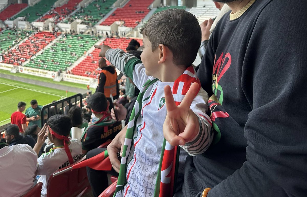 Maçı şu şekilde bekliyoruz❤️💚halasının minik fanatiği🐣
#amedspor
#şampiyon
