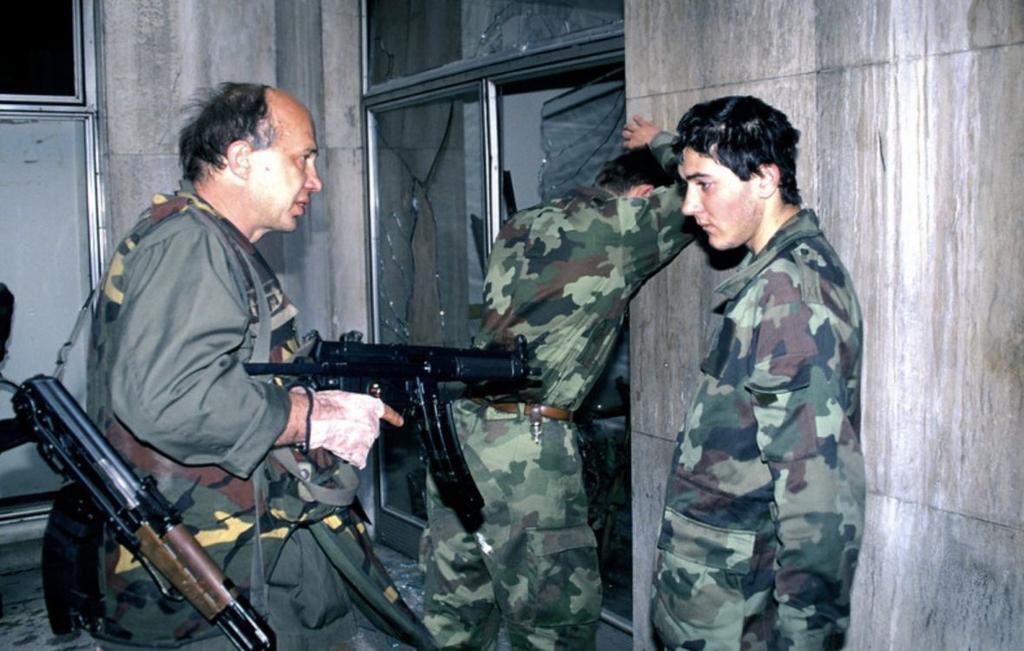 BosnianHistory's tweet image. On the 2nd of May, JNA (Yugoslav People’s Army) from #Serbia supported by local Serb militants tried to deal the final blow to the #Bosnian defenders, occupy Sarajevo and the force legal government to surrender. Things played out a little differently than they thought.