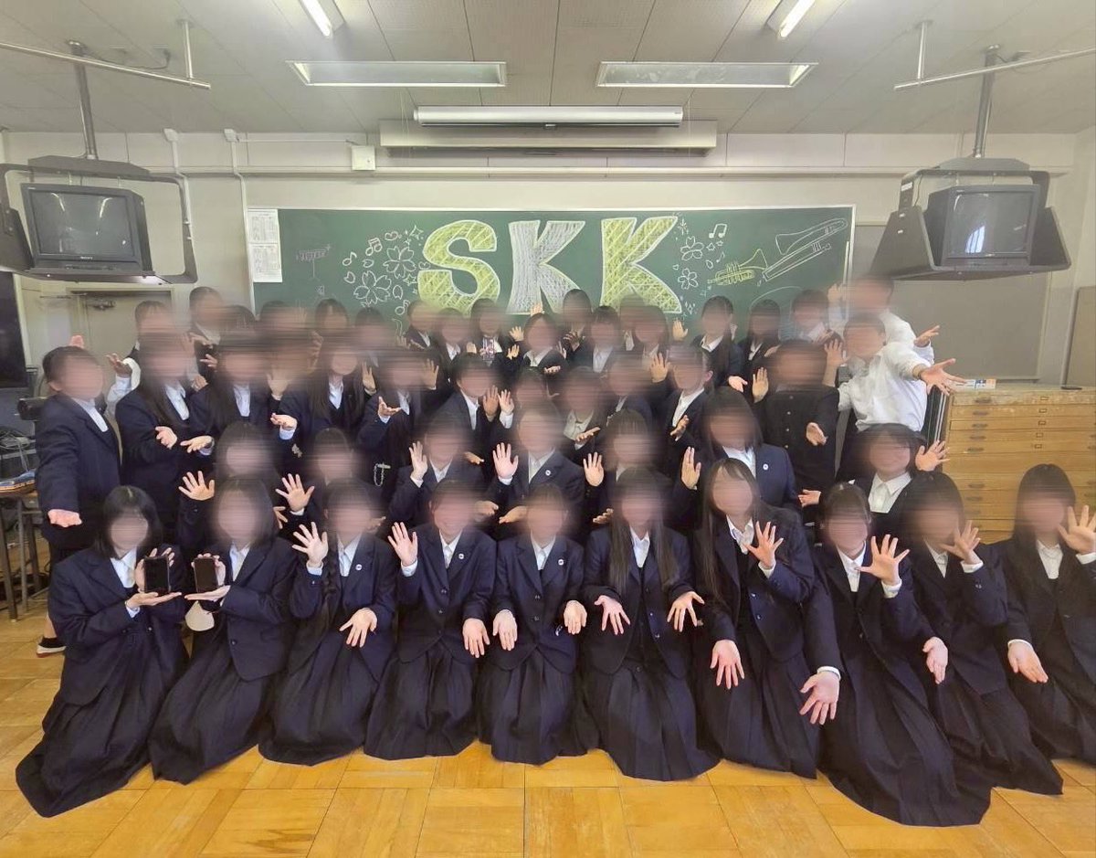 nicosui1's tweet photo. こんばんは♪🌕
本日、練習終わりにSKK（新入生歓迎会）を行いました❗️
約1時間に及んだ部員の個性的な自己紹介タイムや、パート交流タイムを通じて、部員同士の仲が深められました🤩🔥
部員一同頑張って参りますので、応援よろしくお願いします📣🙇
#にこすい #土浦ニ高 #土浦ニ高吹奏楽部 https://t.co/0AfeVhPcDY